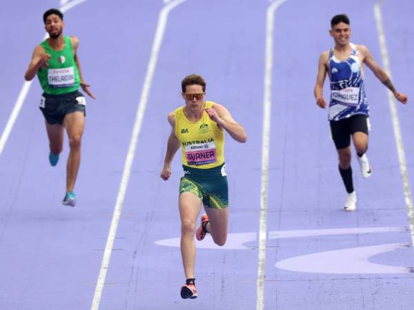 James Turner Taklukkan Demam Kelenjar Untuk Raih Emas Lari 400 Meter