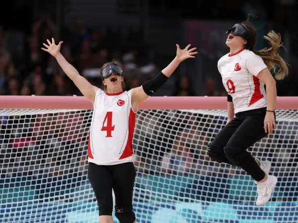 Beberapa pemain goalball putri Turkiye melakukan selebrasi setelah memenangi final melawan Israel di Paralimpiade Paris. (Foto: AP)