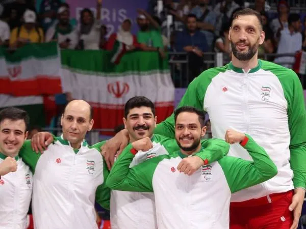 Bintang Iran Morteza Mehrzad (kanan) dan rekan-rekannya melakukan selebrasi setelah memenangi emas ketiga beruntun di cabang voli duduk. (Foto: AP)