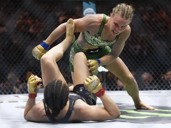 Valentina Shevchenko (atas) mendominasi Alexa Grasso dalam duel trilogi pada Sabtu (14/9) malam di Sphere. (Foto: AP)