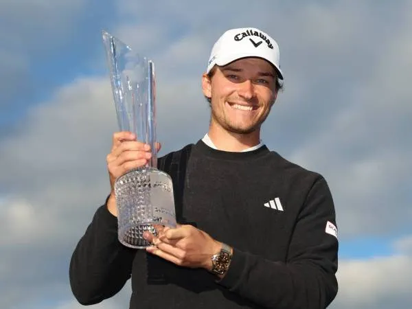 Rasmus Hojgaard berpose dengan trofi Irlandia Terbuka. (Foto: Golf Digest)