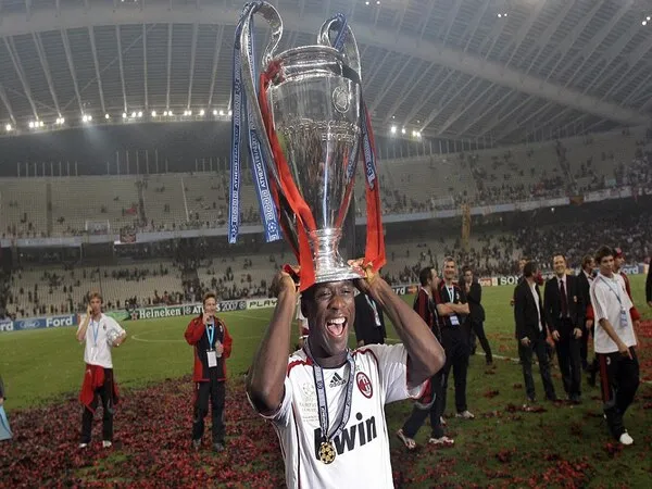 Clarence Seedorf Berikan Prediksi Untuk Liga Champions 2024/25