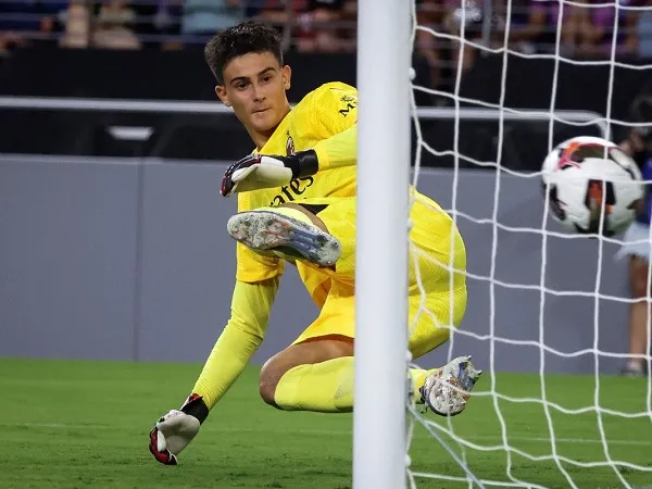Mike Maignan Cedera, Milan Beri Debut Untuk Lorenzo Torriani