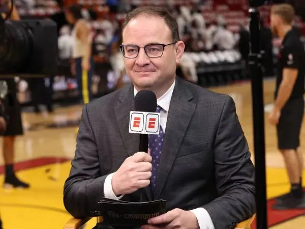 Adrian Wojnarowski mulai bekerja di ESPN pada tahun 2017. (Foto: NBAE)