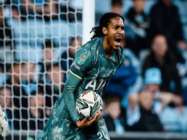 Defender Terpinggirkan Tottenham Bertekad Masuk Rencana Postecoglou