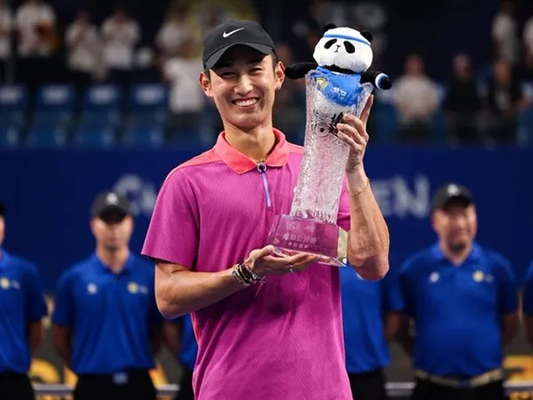 Shang Juncheng Naik Podium Juara Untuk Kali Pertama Di Chengdu