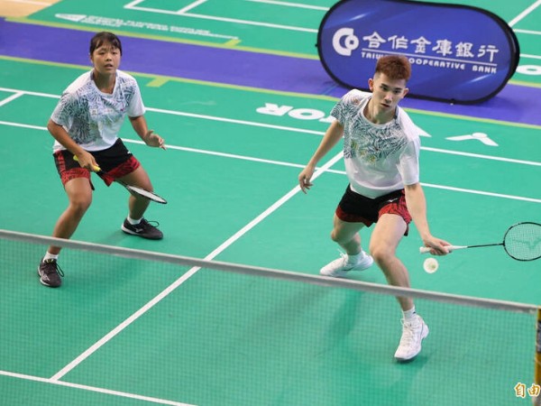 Kalahkan Rival China Unggulan 6, Hong Wei/Nicole Lolos Semifinal Macau Open 2024