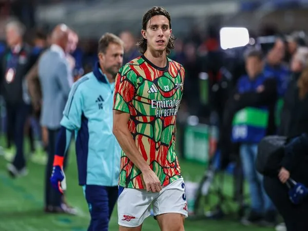 Riccardo Calafiori mengungkap perbedaan main di kompetisi Serie A dan juga Premier League / via Getty Images