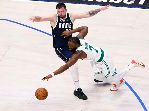 Jaylen Brown sebut faktor yang buat Doncic dan Irving sulit dihentikan.