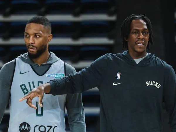 Rajon Rondo (kanan) memberikan instruksi dalam salah satu latihan Bucks. (Foto: AP)