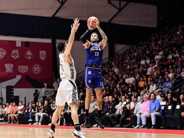 Pelita Jaya Jakarta Angkat Trofi IBL All Indonesian