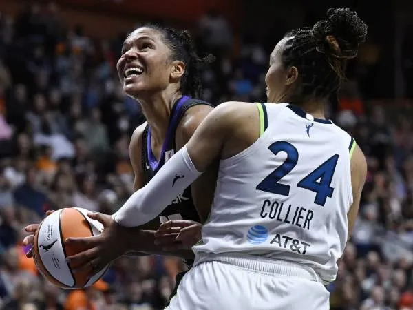 Napheesa Collier (kiri) mencetak 29 poin dan 13 rebound saat Minnesota Lynx dikalahkan Connecticut Sun 92-82. (Foto: AP)