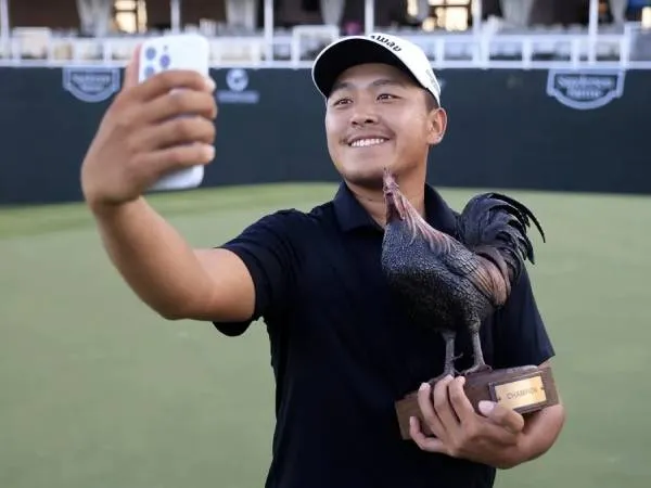 Kevin Yu berpose dengan trofi Sanderson Farms Championship. (Foto: Golf Digest)