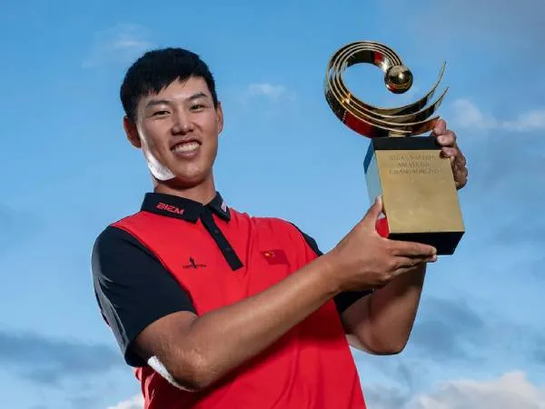 Wenyi Ding berpose dengan trofi Asia-Pacific Amateur. (Foto: Golf Digest)