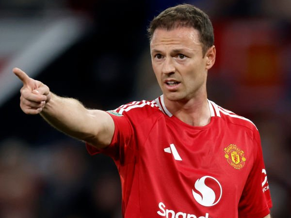 Alan Shearer Puji Performa Jonny Evans Saat Hadapi Aston Villa