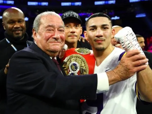 Teofimo Lopez (kanan) berpose bersama bos Top Rank, Bob Arum. (Foto: Top Rank)