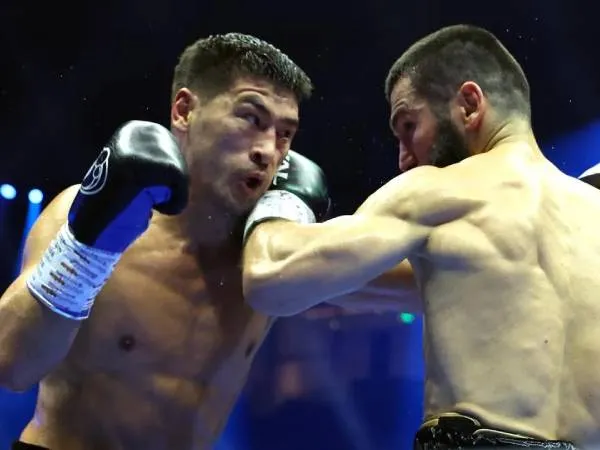 Artur Beterbiev (kanan) dan Dmitry Bivol. (Foto: DAZN)