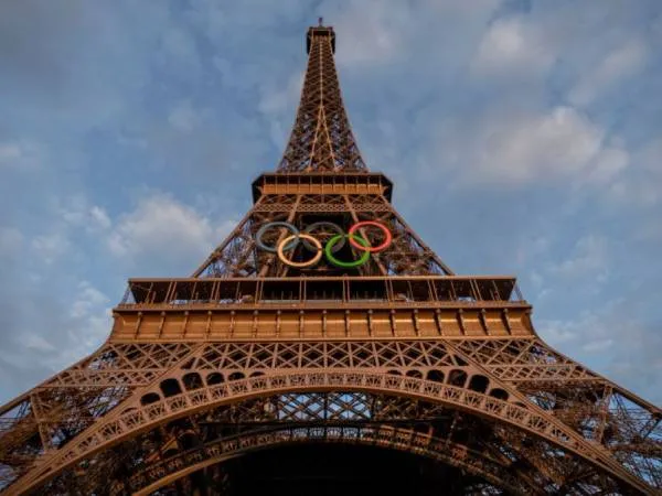 Selama Olimpiade Paris 2024, Menara Eiffel menampilkan struktur baja lima cincin Olimpiade di sisi selatan yang menghadap ke Sungai Seine di pusat kota Paris. (Foto: Inside The Games)