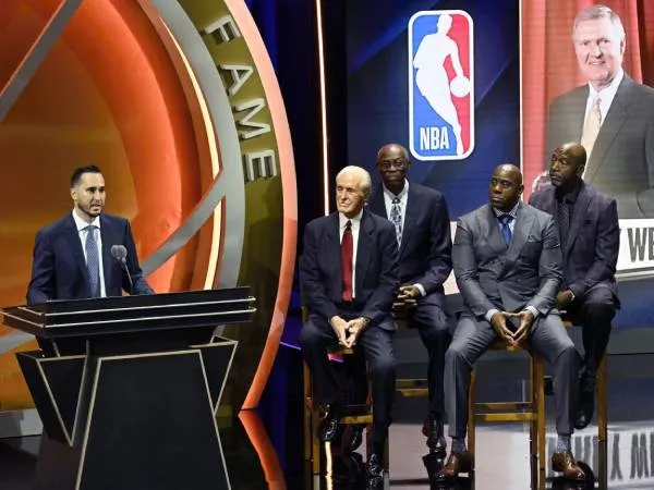 Putra Jerry West, Jonnie, memberikan pidato dalam pelantikan Naismith Basketball Hall Of Fame pada Minggu (13/10). (Foto: AP)