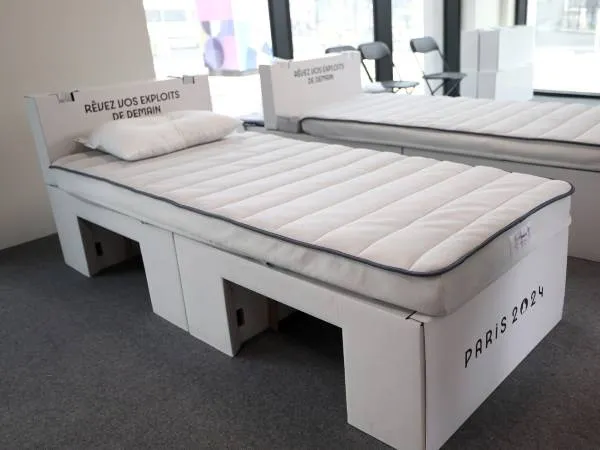 Ranjang kardus di Olimpiade Paris diproduksi oleh perusahaan Jepang, Airweave. (Foto: Inside The Games)