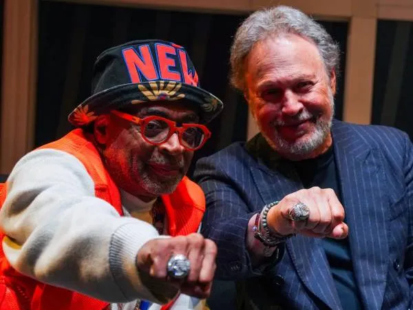 Spike Lee (kiri) dan Billy Crystal menunjukkan cincin Hall of Fame yang mereka kenakan. (Foto: AP)