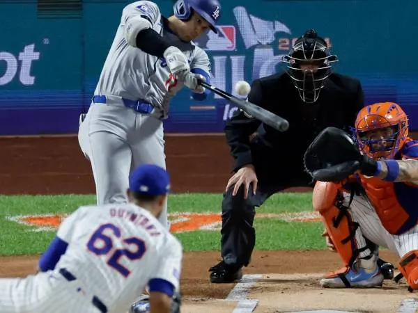 Bintang Los Angeles Dodgers Shohei Ohtani melakukan pukulan home run di game 4 vs Mets. (Foto: AP)