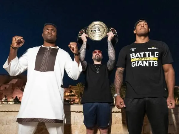 Francis Ngannou (kiri) dan Renan Ferreira. (Foto: MMA Fighting)