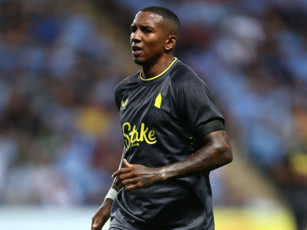 Everton Hadapi Jadwal Sibuk, Begini Kata Ashley Young