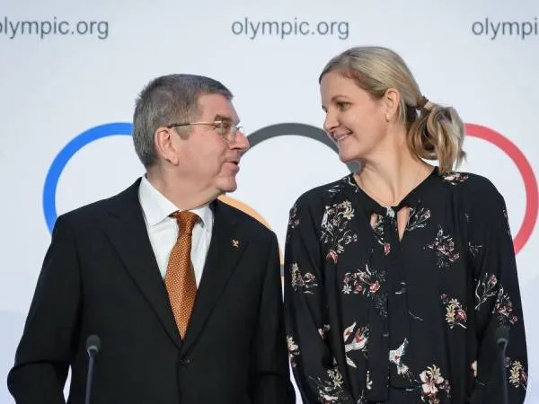 Kirsty Coventry (kanan) bersama Presiden IOC Thomas Bach. (Foto: Inside The Games)