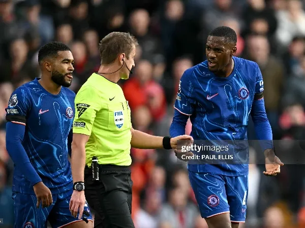 Bek Chelsea, Tosin Adarabioyo, hanya mendapatkan kartu kuning atas pelanggarannya