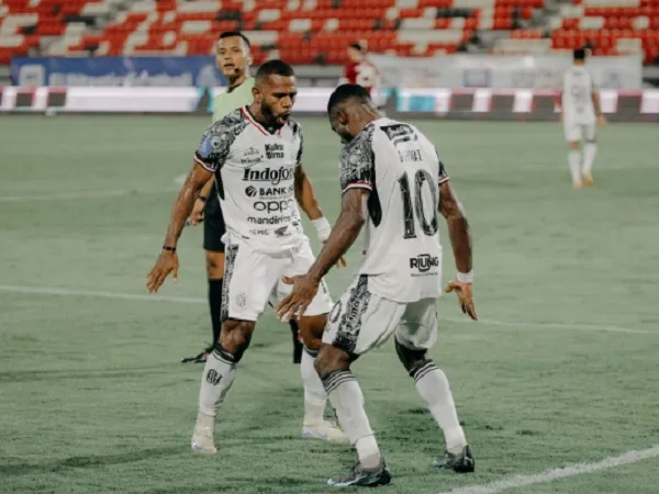 Yabes Roni merayakan gol yang dicetak Privat Mbarga ke gawang Persita Tangerang