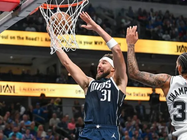 Klay Thompson (kiri) sempat merasa “sangat gugup dan cemas” dalam pertandingan resmi pertamanya untuk tim barunya. (Foto: AP)