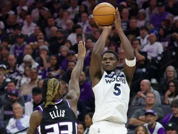 Anthony Edwards (kanan) mencetak 32 poin saat tim tamu Minnesota Timberwolves menang 117-115 atas Sacramento Kings, Kamis (24/10) malam. (Foto: AP)