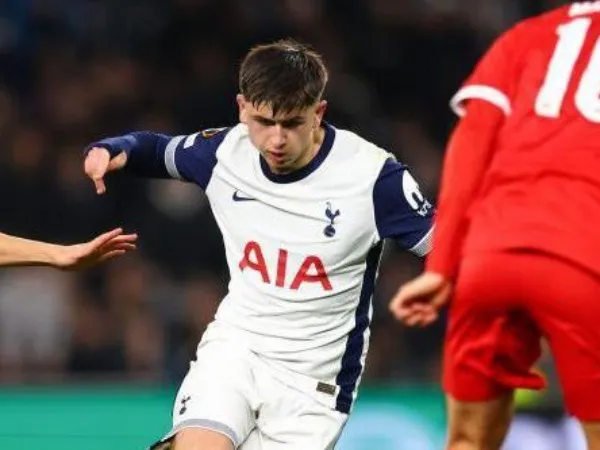 Postecoglou bahas Moore