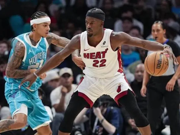 Jimmy Butler (kanan) mencetak 26 poin saat Miami Heat mengungguli tuan rumah Charlotte Hornets 114-106 pada Sabtu (26/10) malam. (Foto: AP)