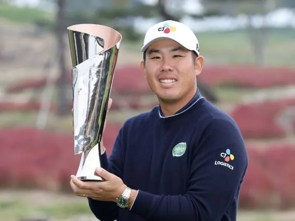 Byeong Hun An berpose dengan trofi Genesis Championship. (Foto: Golf Digest)