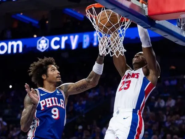 Jaden Ivey (kanan) mencetak 23 poin saat Detroit Pistons mengalahkan tuan rumah Philadelphia 76ers 105-95 pada hari Rabu (30/10). (Foto: AP)