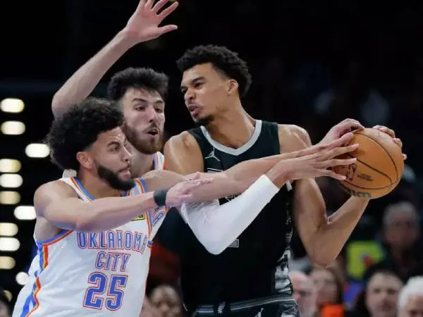 Victor Wembanyama (kanan) hanya mencetak enam poin saat Oklahoma City Thunder menaklukkan tim tamu San Antonio Spurs 105-93 pada . (30/10) malam. (Foto: AP)