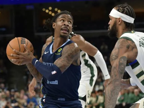 Ja Morant (kiri) membukukan triple double saat Memphis Grizzlies menang 122-99 atas Milwaukee Bucks pada hari Kamis (31/10). (Foto: AP)