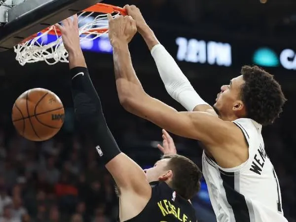 Victor Wembanyama 25 poin, sembilan rebound, tujuh assist, lima blok dan lima steal saat San Antonio Spurs menang 106-88 atas Utah Jazz pada Kamis (31/10). (Foto: AP)