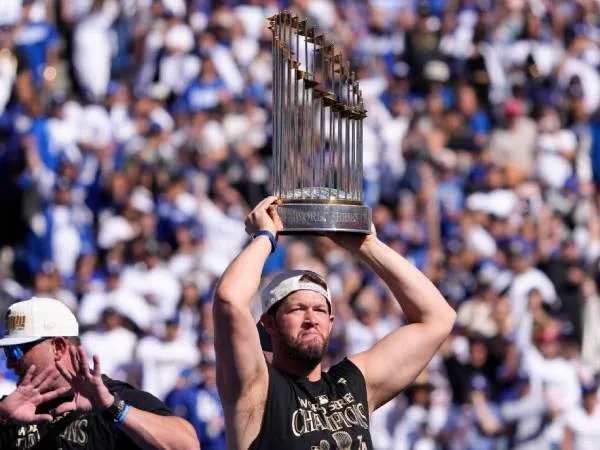 Clayton Kershaw mengangkat Trofi Komisaris saat Dodgers meyarakan gelar World Series kedelapan mereka pada Jumat (1/11). (Foto: AP)