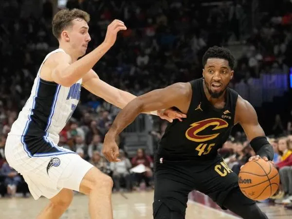Donovan Mitchell (kanan) mencetak 22 poin saat Cleveland Cavaliers meraih kemenangan 120-109 atas tim tamu Orlando Magic pada hari Jumat (1/11). (Foto: AP)