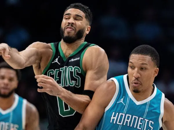 Grant Williams (kanan) terlihat menghantam Jayson Tatum dari samping. (Foto: AP)