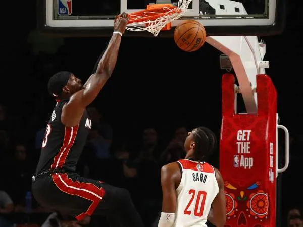 Bam Adebayo (kiri) mencetak 32 poin saat Miami Heat meraih kemenangan 118-98 atas Washington Wizards di Mexico City pada Sabtu (2/11) malam. (Foto: AP)