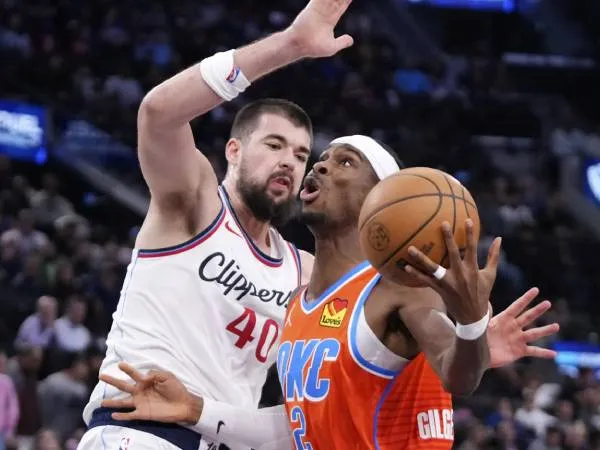 Shai Gilgeous-Alexander (kanan) mencetak 25 poin saat Oklahoma City Thunder menang 105-92 atas Los Angeles Clippers pada Sabtu (2/11) malam. (Foto: AP)