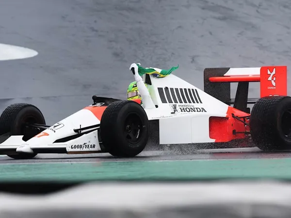 Lewis Hamilton Girang Bisa Kemudikan Mobil Milik Ayrton Senna