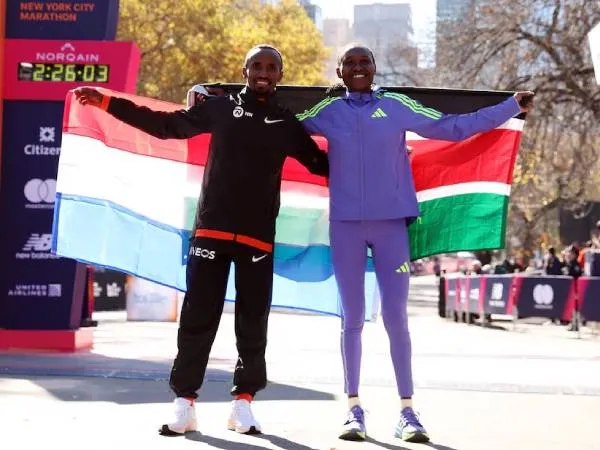 Abdi Nageeye (kiri) dan Sheila Chepkirui berpose setelah menjuarai Maraton NYC pada Minggu (3/11). (Foto: AP)