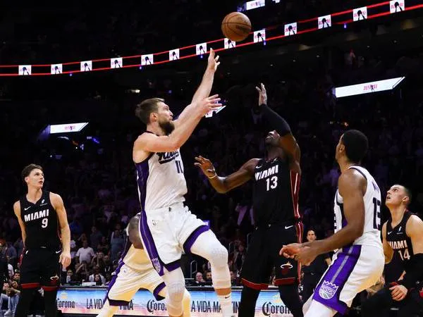 Domantas Sabonis (kiri) melakukan put-back yang menentukan kemenangan Sacramento Kings atas Miami Heat 111-110 pada Senin (4/11) malam. (Foto: AP)