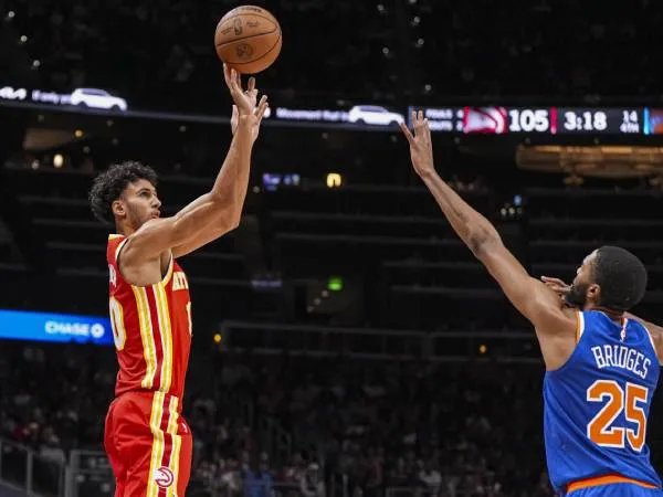 Zaccharie Risacher (kiri) mencetak 33 poin saat Atlanta Hawks meraih kemenangan 121-116 atas New York Knicks pada hari Rabu (6/11). (Foto: AP)