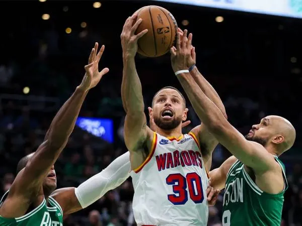 Stephen Curry (tengah) mencetak 27 poin saat Golden State Warriors menang 118-112 atas Boston Celtics pada hari Rabu (6/11). (Foto: AP)